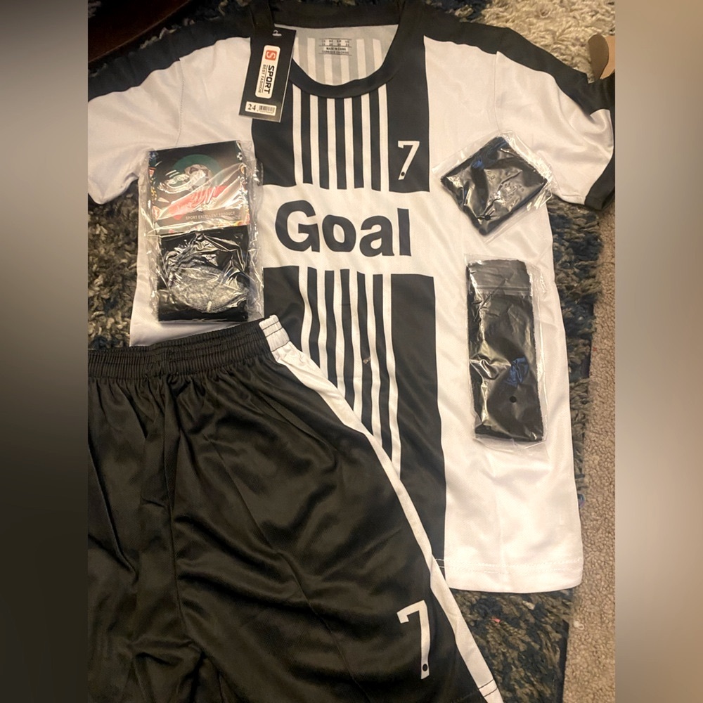 Soccer ⚽️ boys bundle size 7/8, shirt, shorts, socks, headband, & wristband